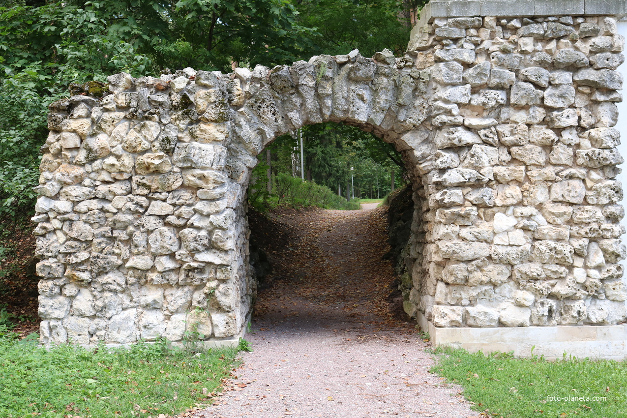 Каменная арка-руина