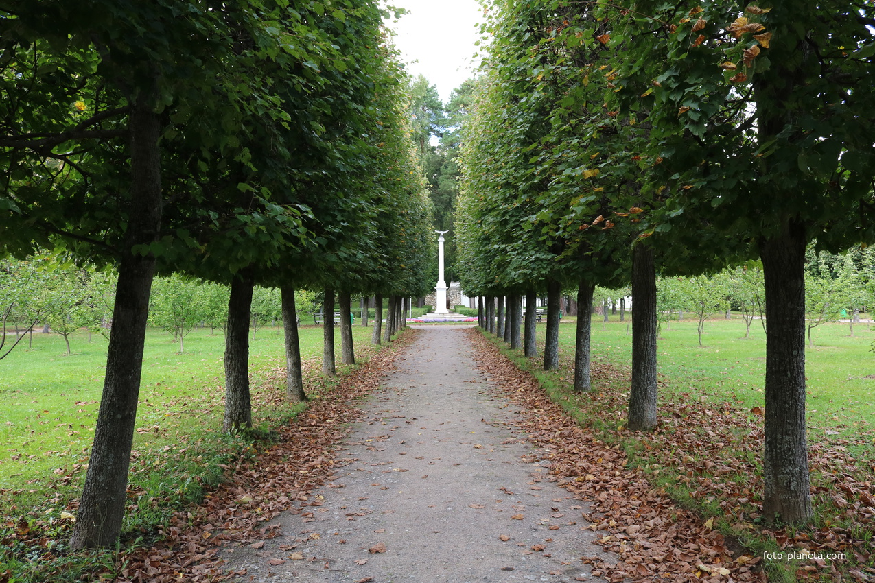 Усадьба Архангельское, мемориальная колонна в честь императора Александра III