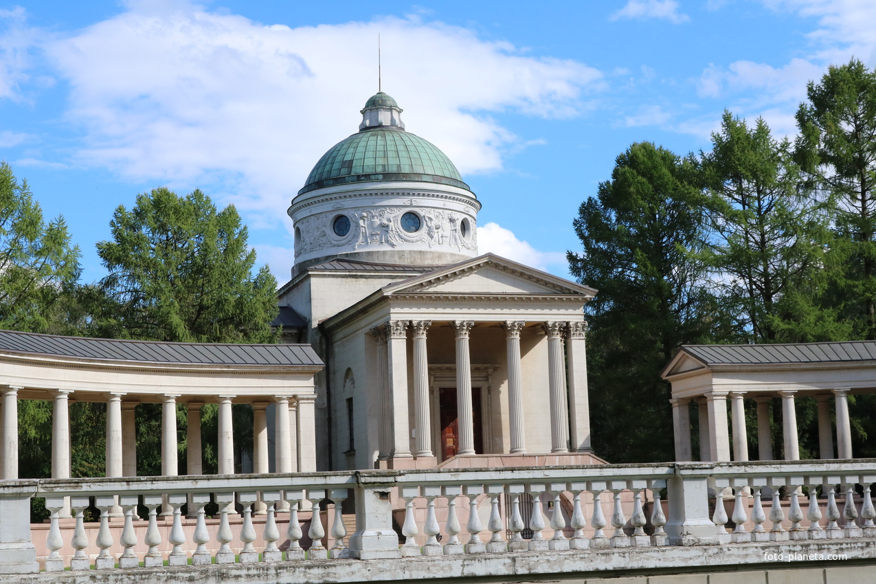 Храм-усыпальница Юсуповых, Колонада