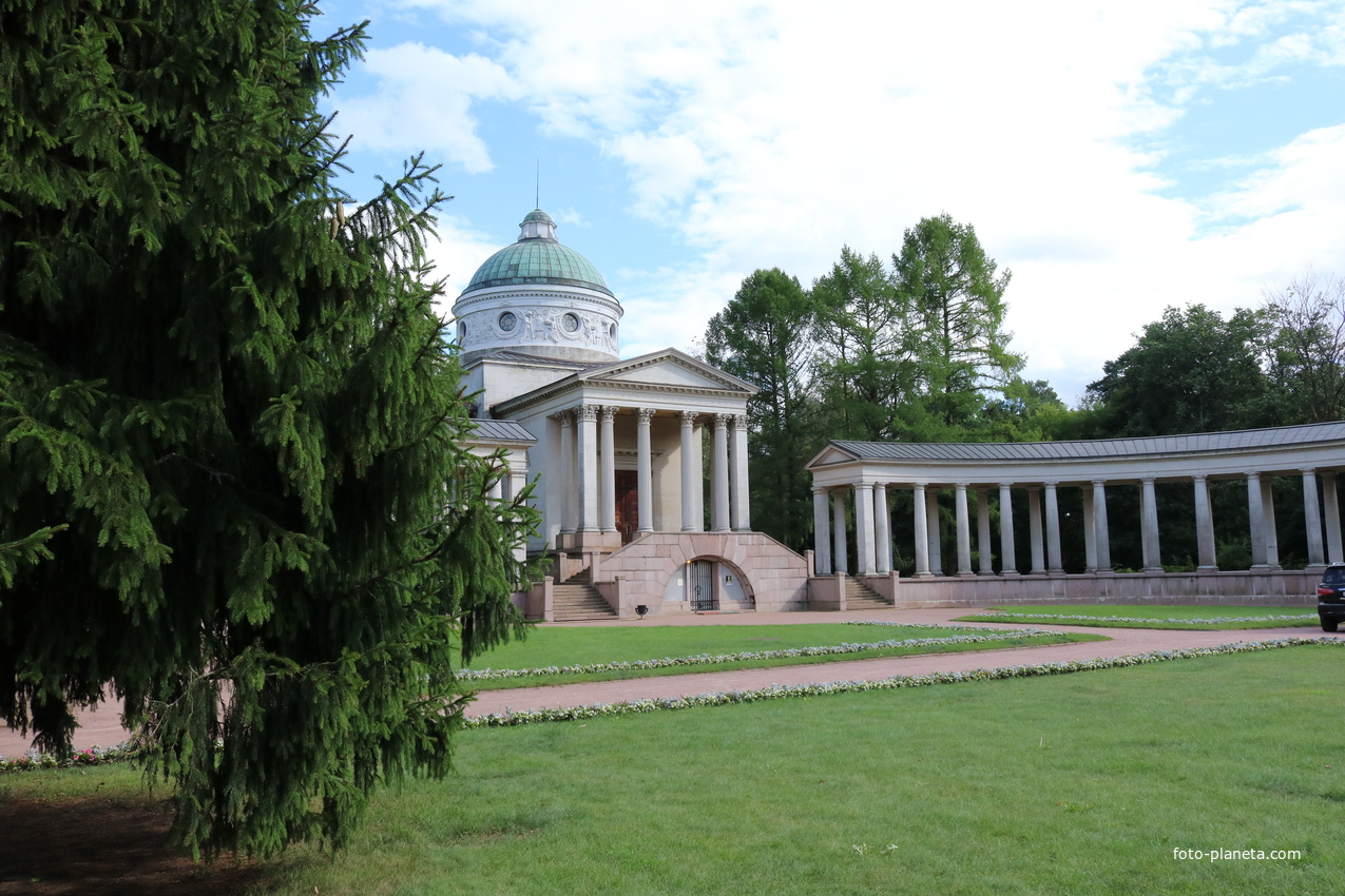 Храм-усыпальница Юсуповых, Колонада