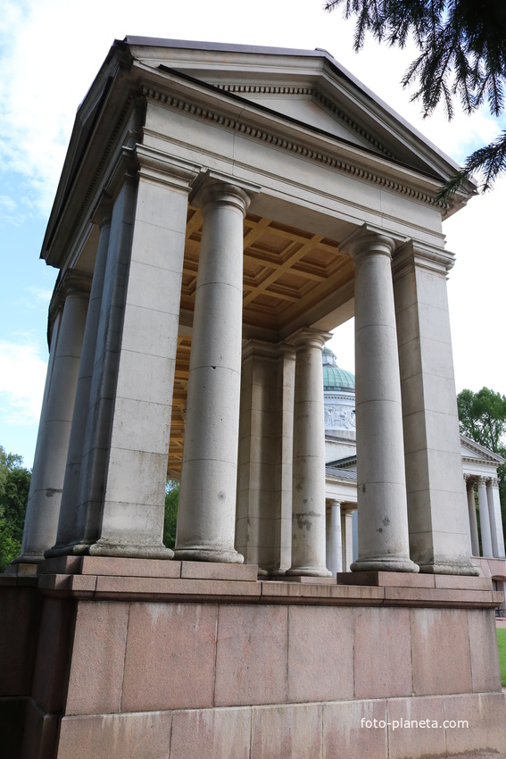 Храм-усыпальница Колонада
