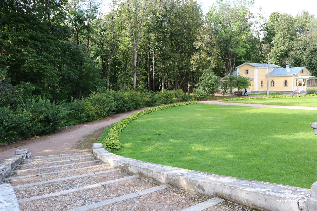 У храма Колонады