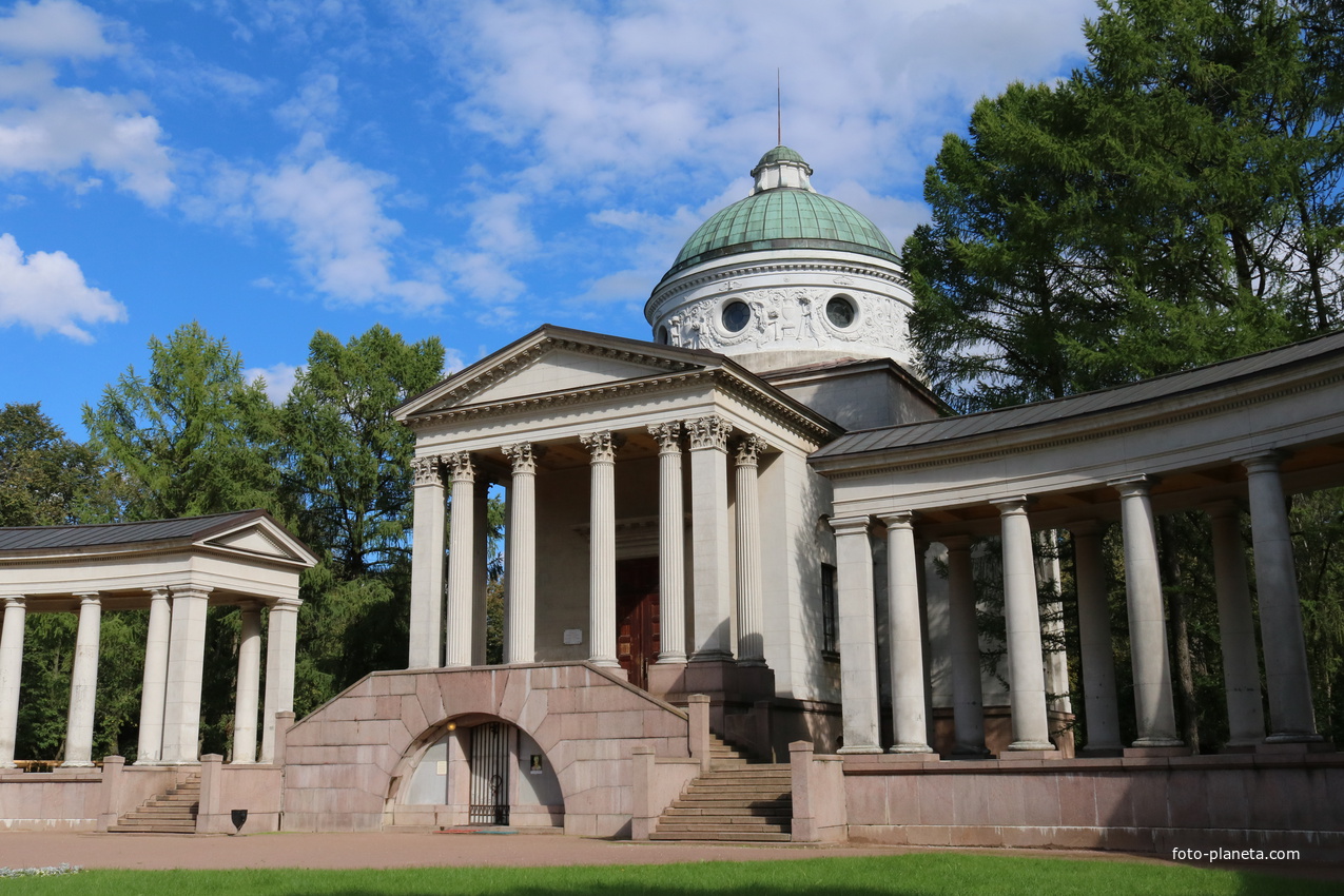 Храм-усыпальница Колонада