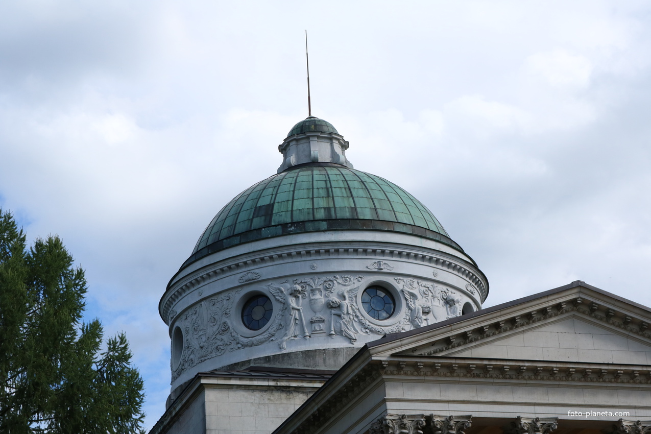 Храм-усыпальница Колонада