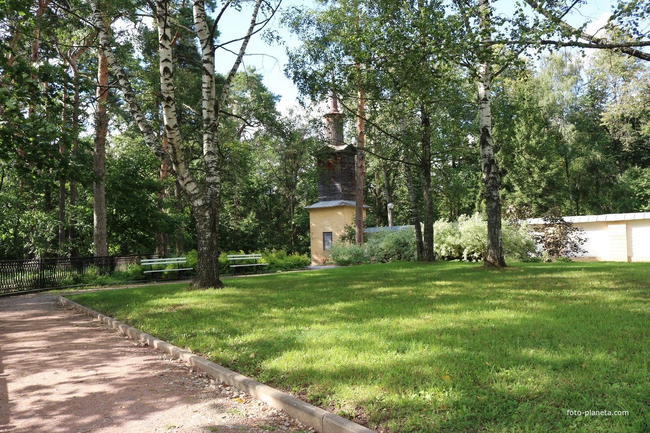 Территория церкви Михаила Архангела