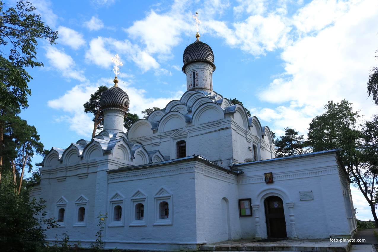 Церковь Михаила Архангела в Архангельском