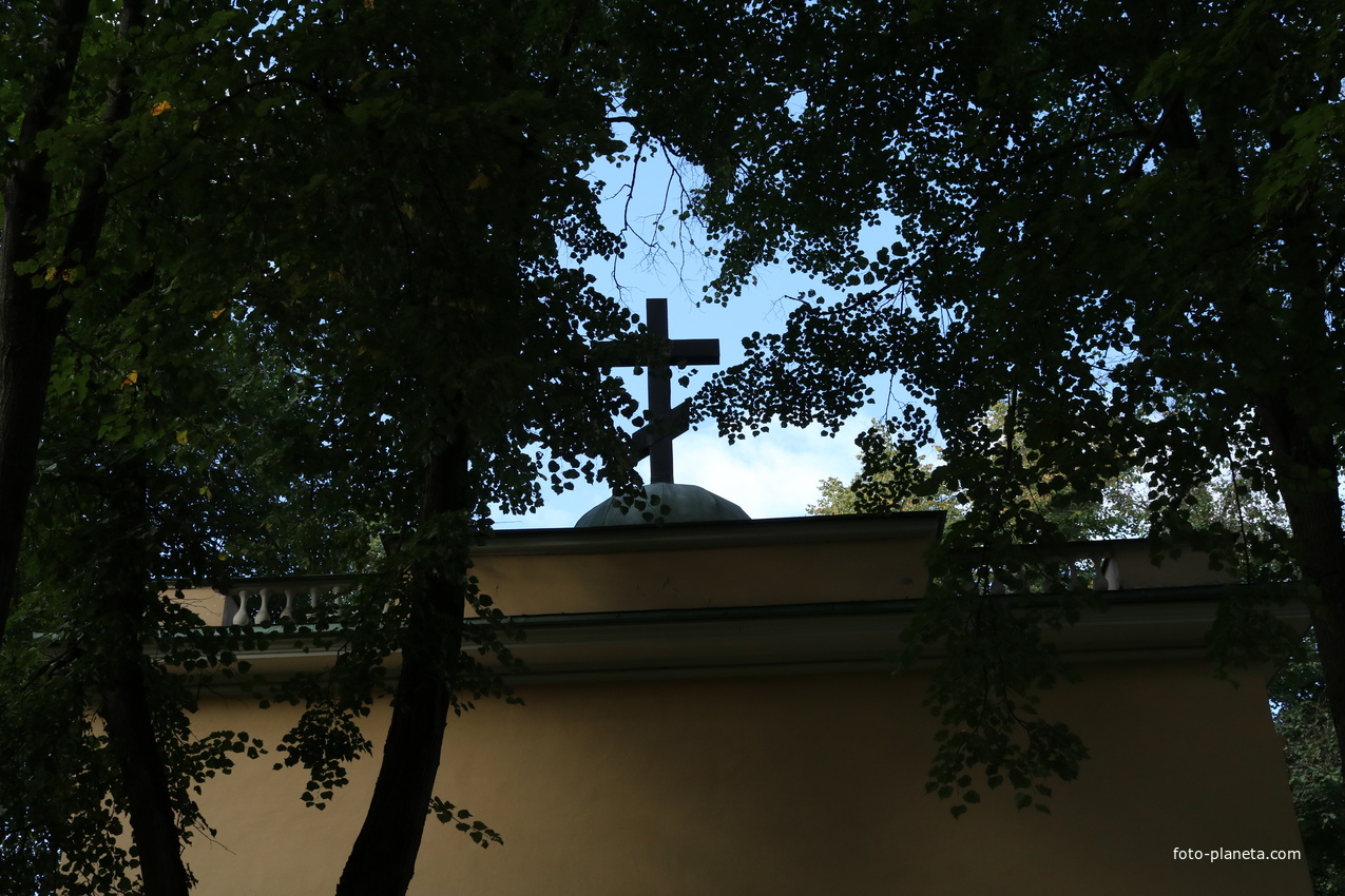 Крест над аркой