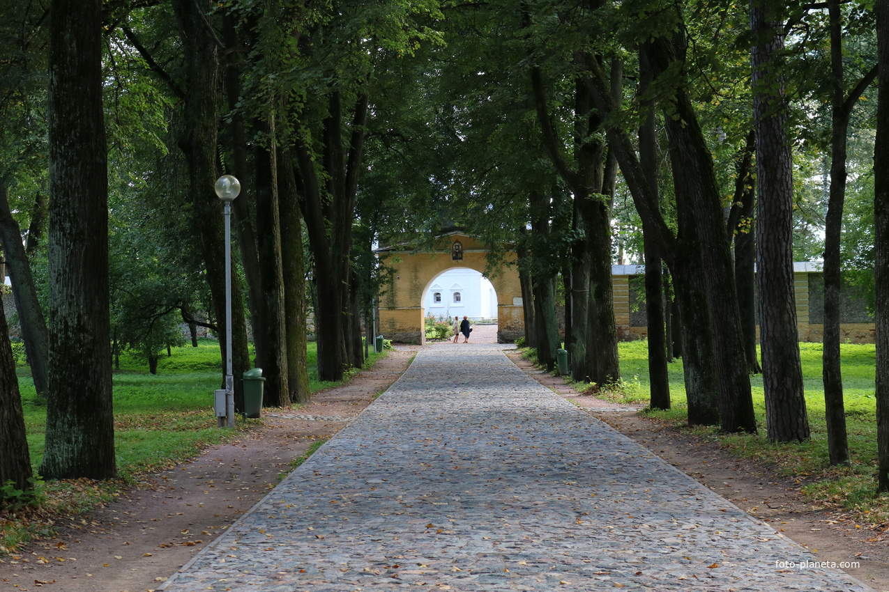 Дорога к церкви Михаила Архангела, святые ворота
