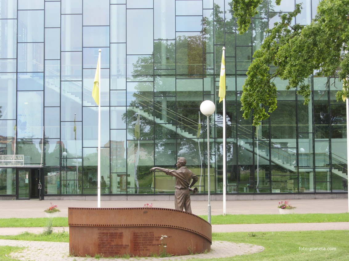 бронзовый памятник Кальо Кийску перед концертным домом