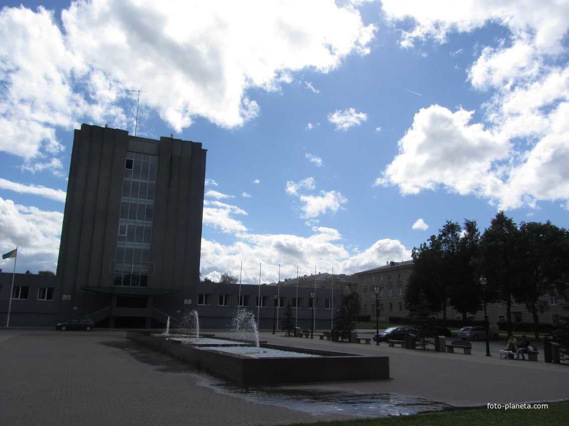 Фонтанчик перед зданием Мэрии