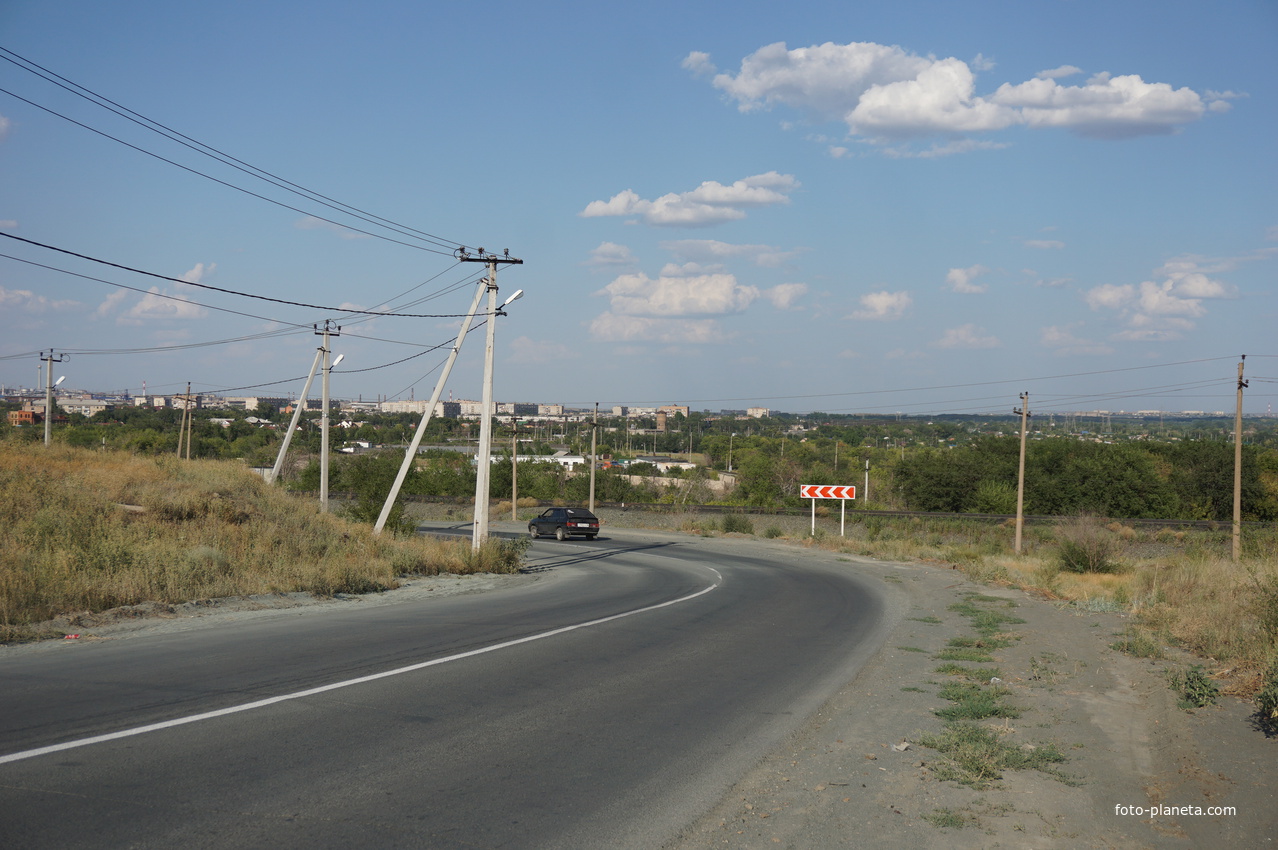 Объездная дорога и вид на низину.