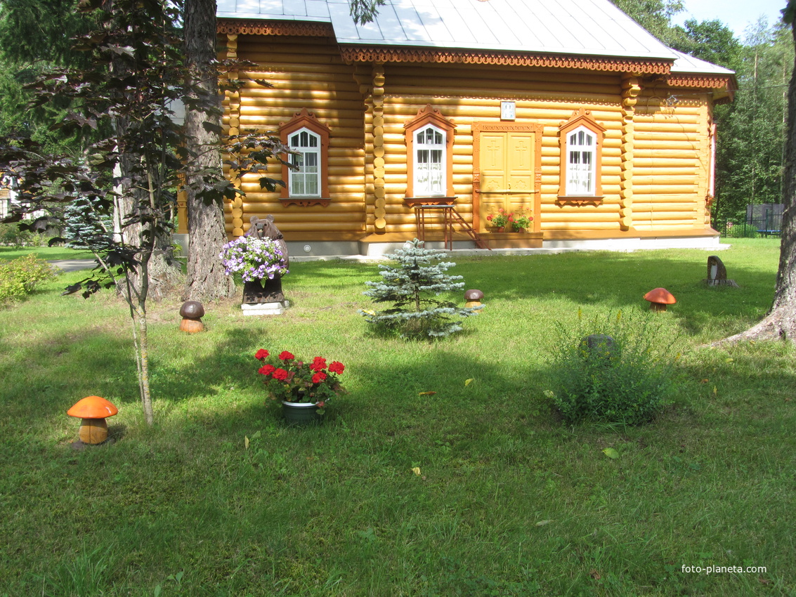 Территория церкви  Казанской иконы Божией Матери