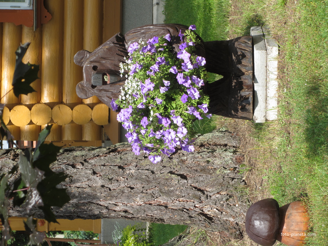 Территория церкви  Казанской иконы Божией Матери