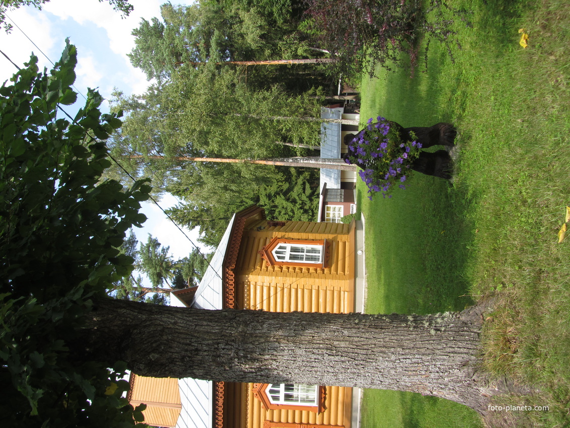 Территория церкви  Казанской иконы Божией Матери