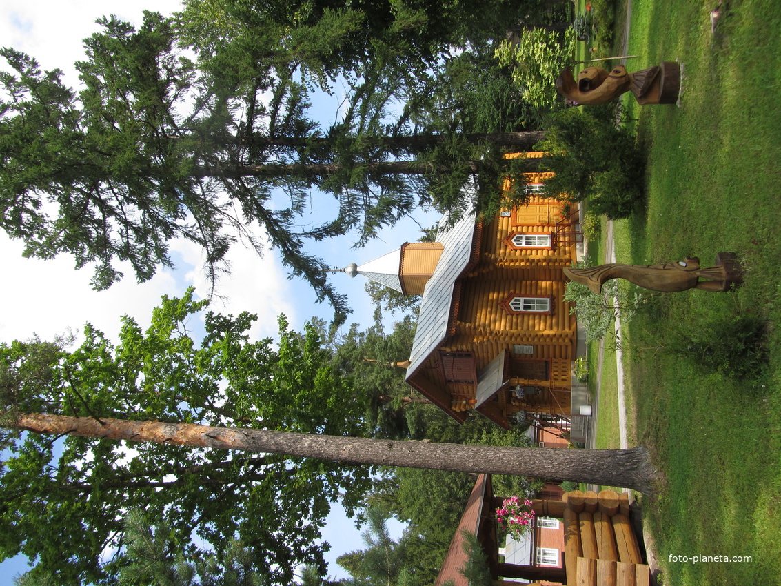 Территория церкви  Казанской иконы Божией Матери