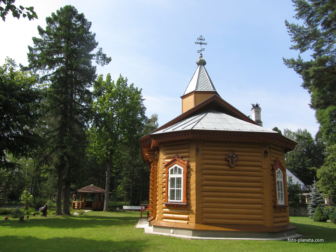 Территория церкви  Казанской иконы Божией Матери