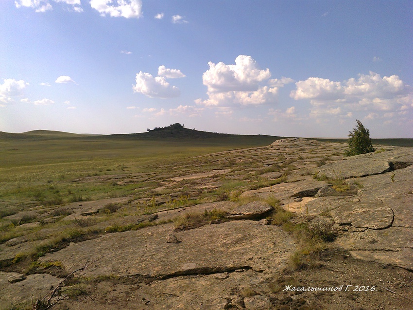 Степь Карабутака, Оренбургская область, скалы.