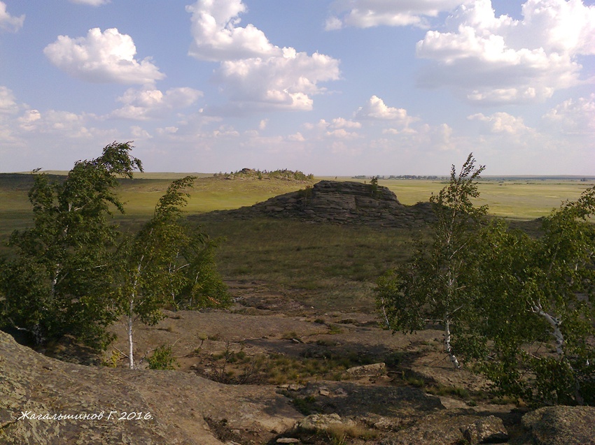 Степь Карабутака, Оренбургская область, скалы.