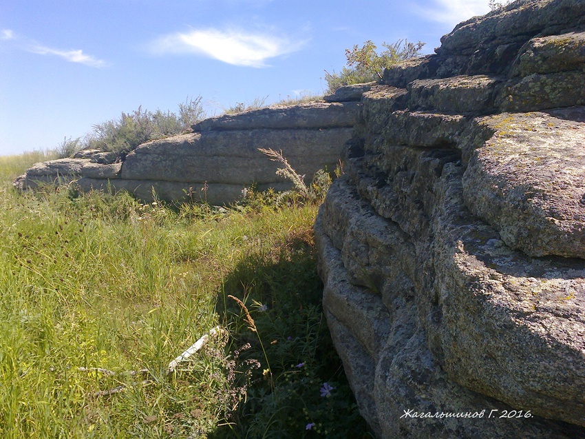 Степь Карабутака, Оренбургская область, скалы.