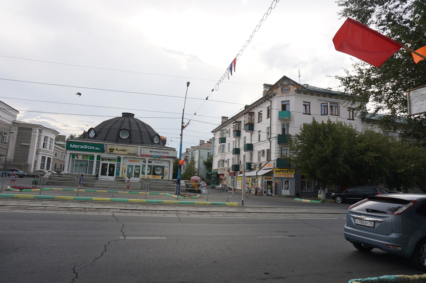 На Нефтяников.