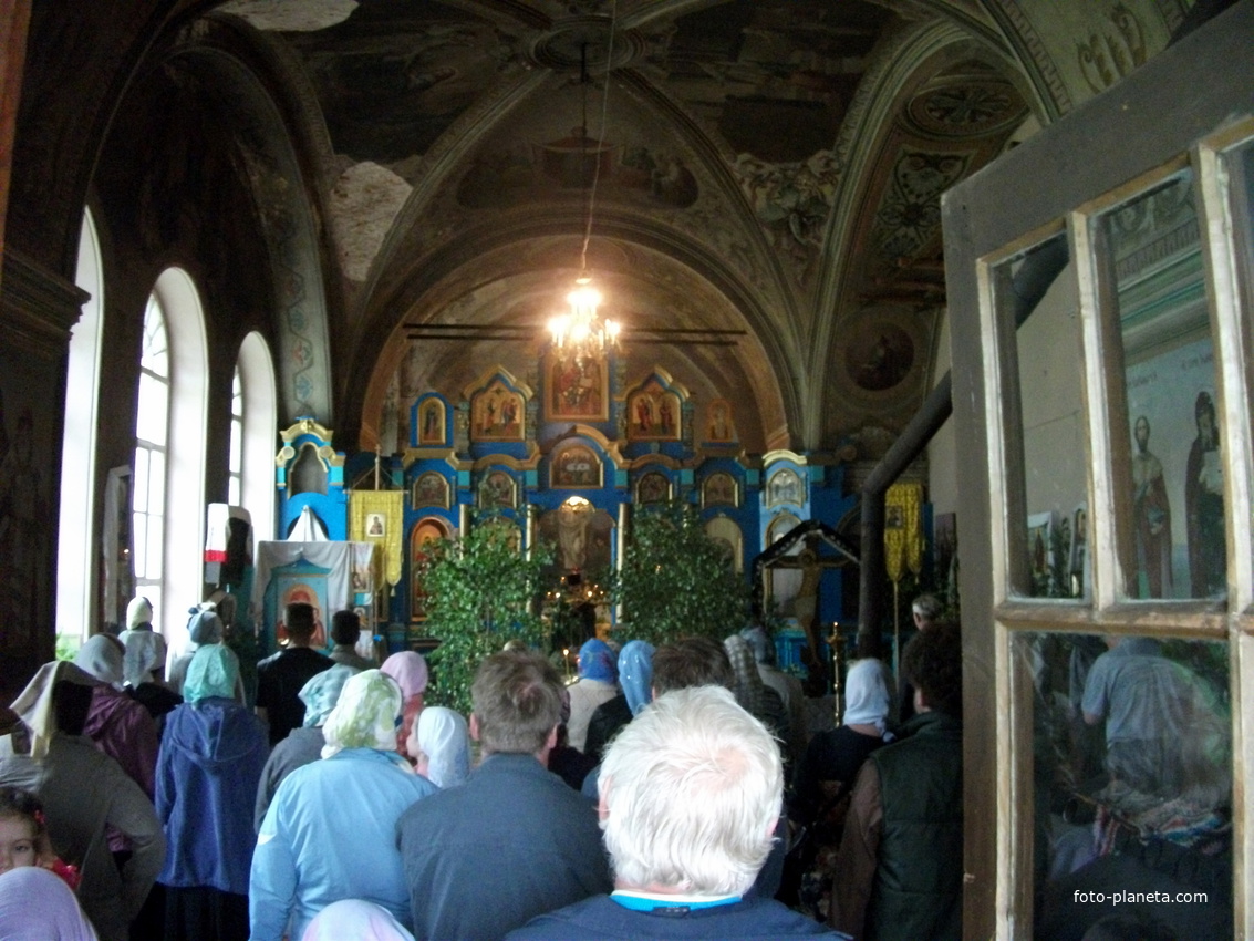 Служба в церкви Николо-Ян на Троицу в 2015 г.