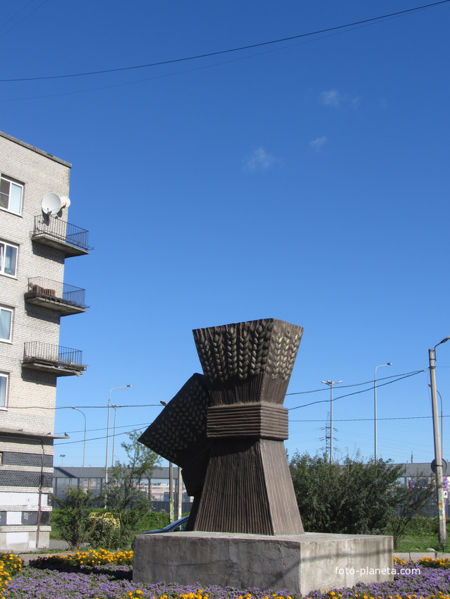 Скульптура Снопы на ул. Школьной, другой ракурс