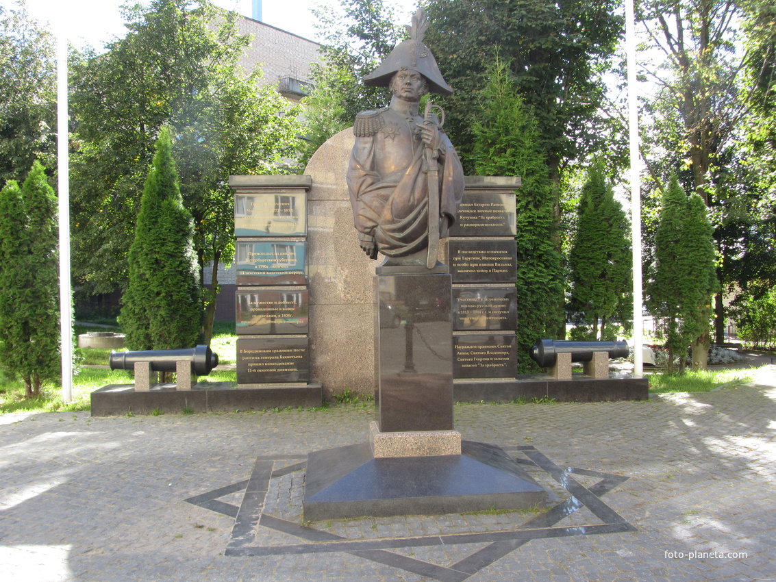 Памятник генералу П. Н. Чоглокову в деревне Старая на ул.  Генерала Чоглокова