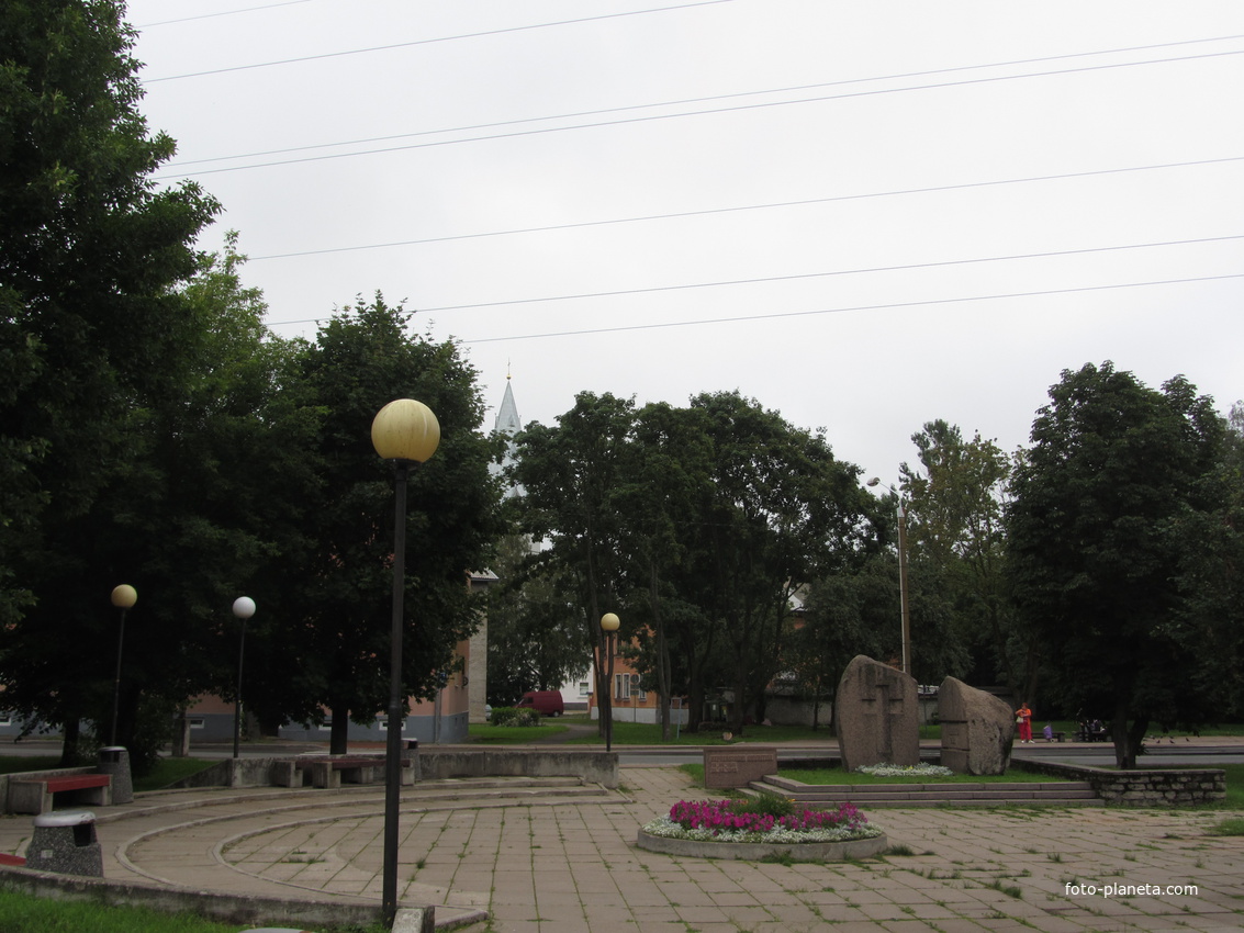 Памятник репрессированным у железнодорожного вокзала