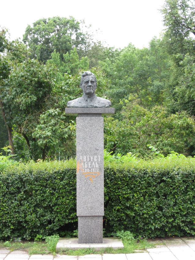 район Кренгольма,  парк рядом с ДК, бюст Августу Абелю