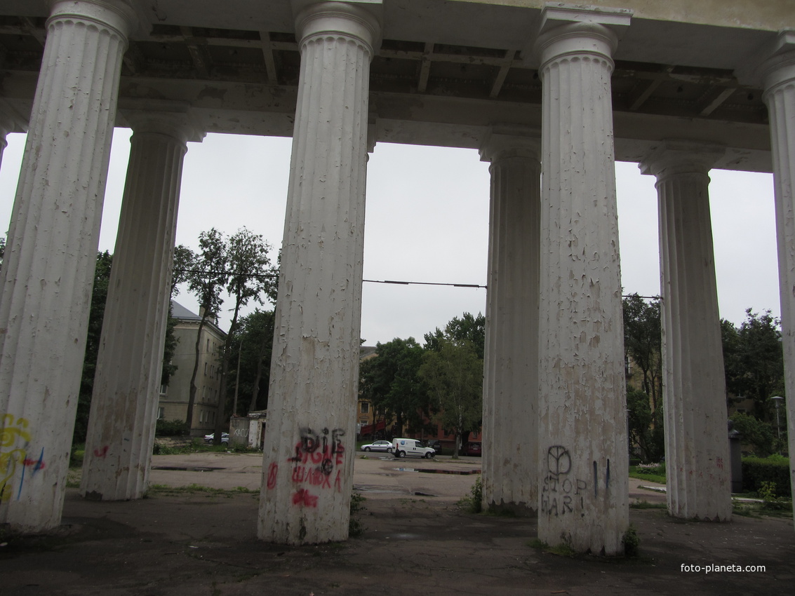 Нарва, район Кренгольма, руины дома культуры, фрагмент