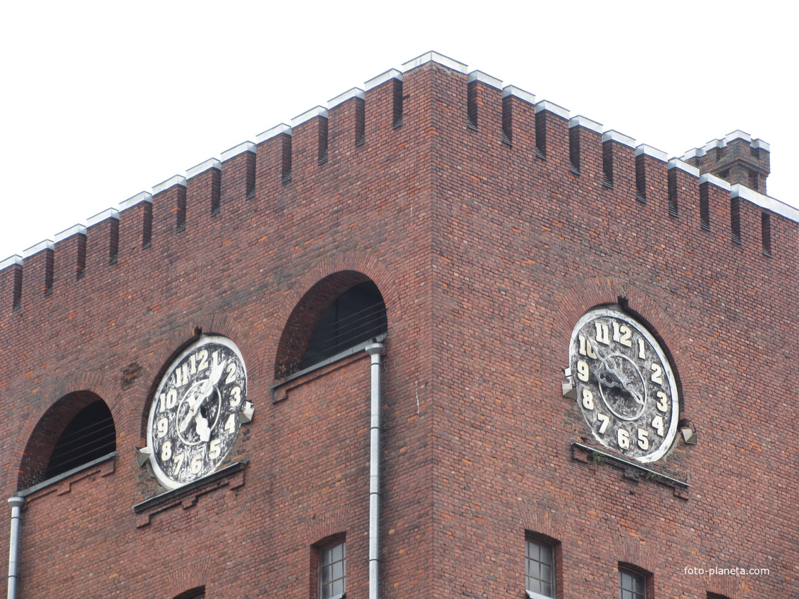 Нарва, район Кренгольма, водонапорная башня с часами, фрагмент