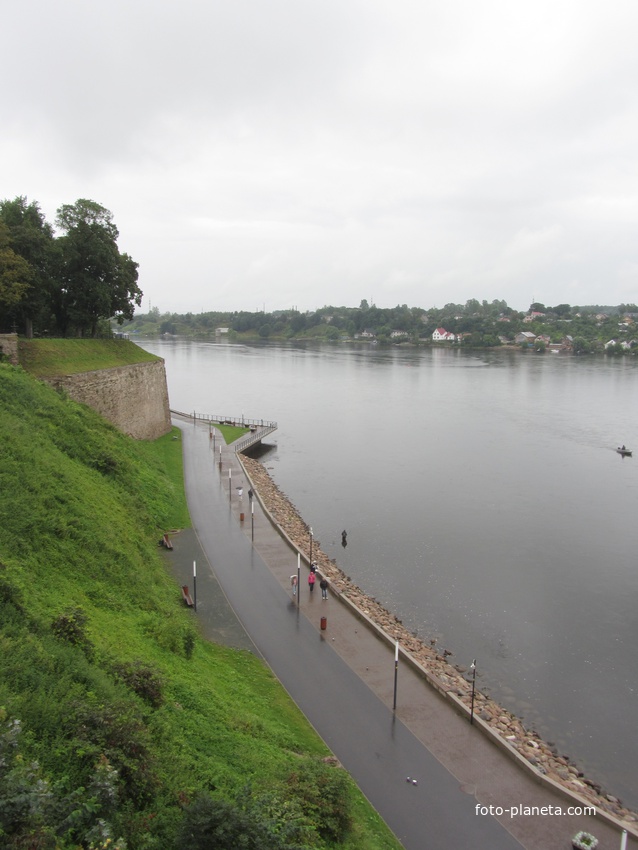 Променад по набережной Нарвы