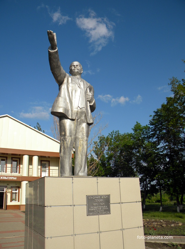 Памятник В.И.Ленину в селе Николаевка