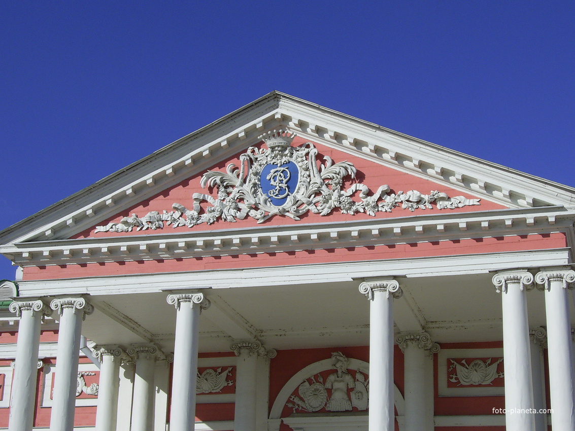 Музей-усадьба Кусково - Вензель над входом в дворец.