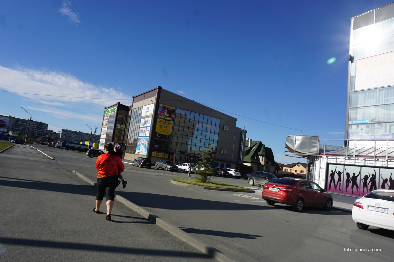 Ряд торговых центров на Добровольского.