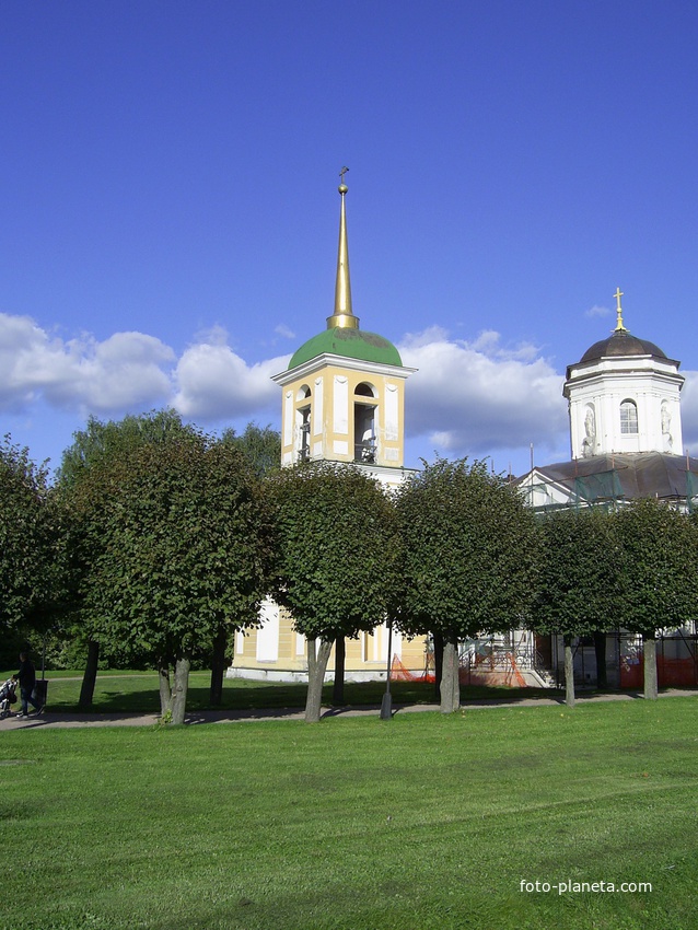 Музей-усадьба Кусково - Колокольня и усадебная церковь.