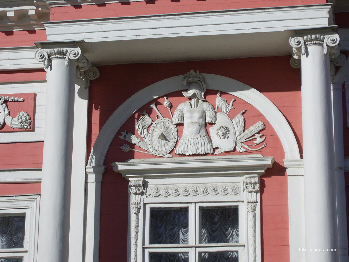 Музей-усадьба Кусково - Лепные украшения окон дворца.