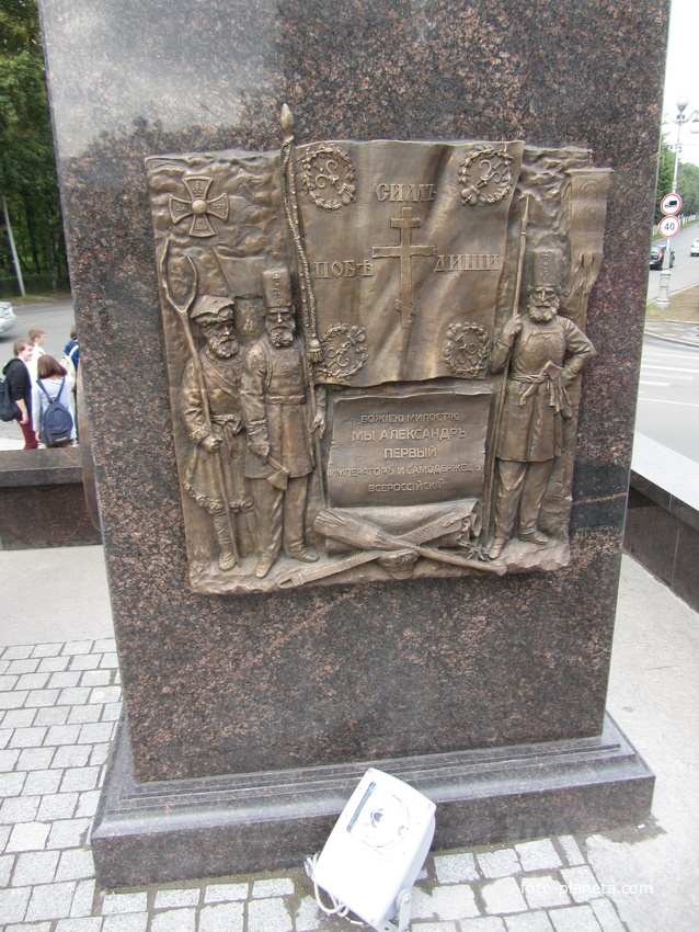 Фрагменты барельефов стелы "городу воинской славы"  в Гатчине к 220-летию