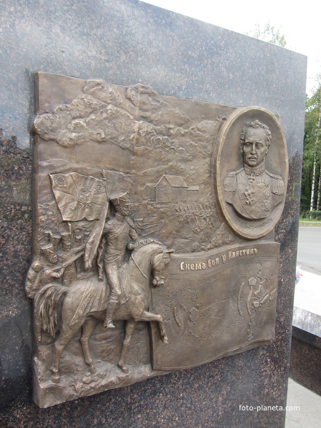 Фрагменты барельефов стелы "городу воинской славы"  в Гатчине к 220-летию