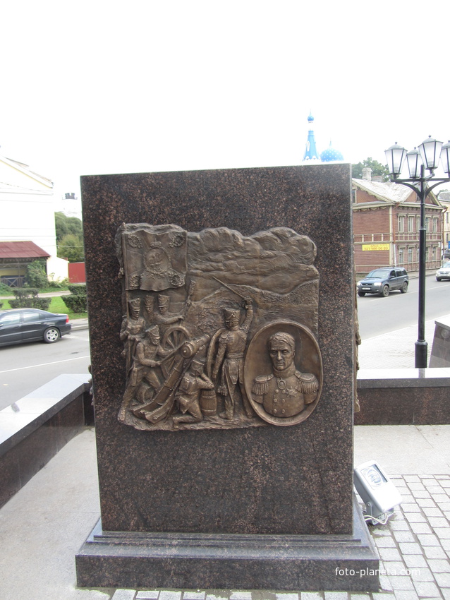 Фрагменты барельефов стелы "городу воинской славы"  в Гатчине к 220-летию