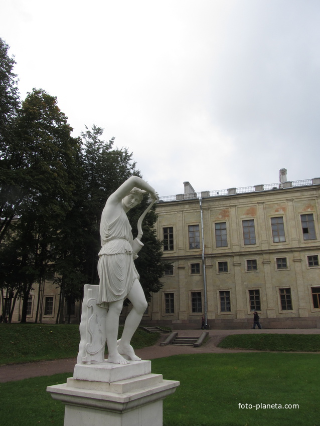 Скульптуры в парке Гатчинского дворца