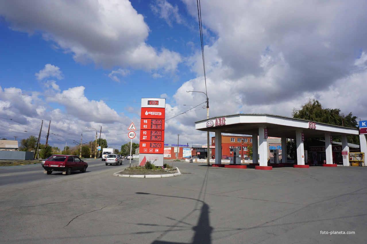 На улице Путейской.