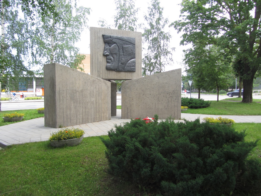 Памятник где изображены пехотинец, моряк и летчик.