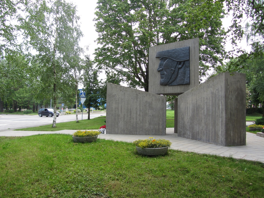 Памятник где изображены пехотинец, моряк и летчик, другой ракурс