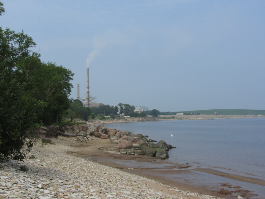 берег Финского залива в Силламяэ, вид на пассажирский порт