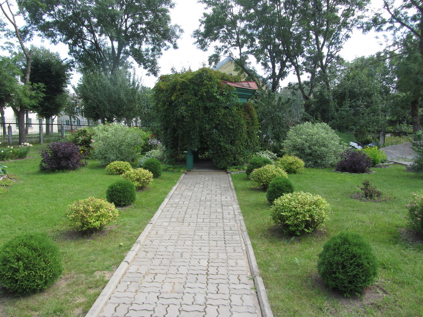 ул. Йые 1 а, на территории церкви