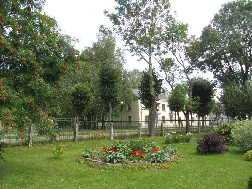 ул. Йые 1 а, на территории церкви