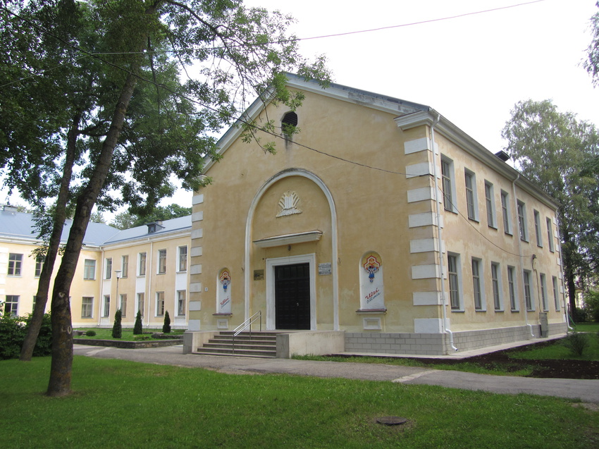 Центр культуры: библиотека и музыкальная школа