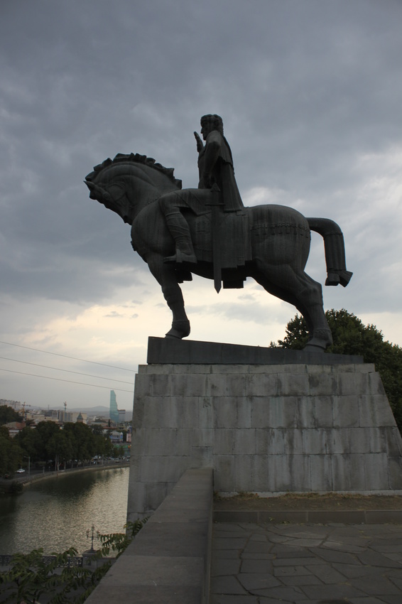 Тбилиси. Район Метехи. Памятник В.Горгосали.