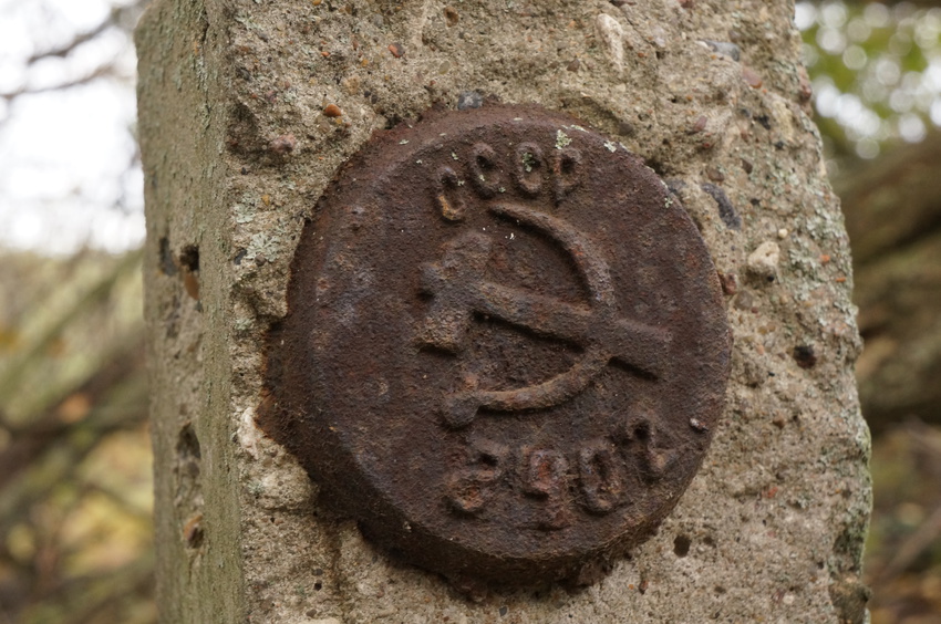 Шильдик на столбике-указателе